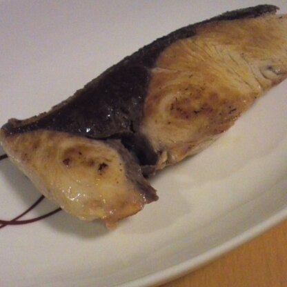 我が家のフライパンは魚がくっつくかも…と思ったので、クックパーを敷いて焼きました。皮もパリッとしててすごく美味しくいただきました♪